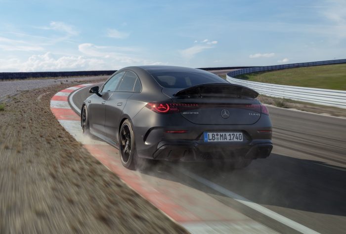 Addio benzina, Mercedes-AMG CLA 45 4MATIC+ diventa elettrica con 3 motori a flusso assiale e 680 cavalli 3 Mercedes-AMG CLA 45 4MATIC+