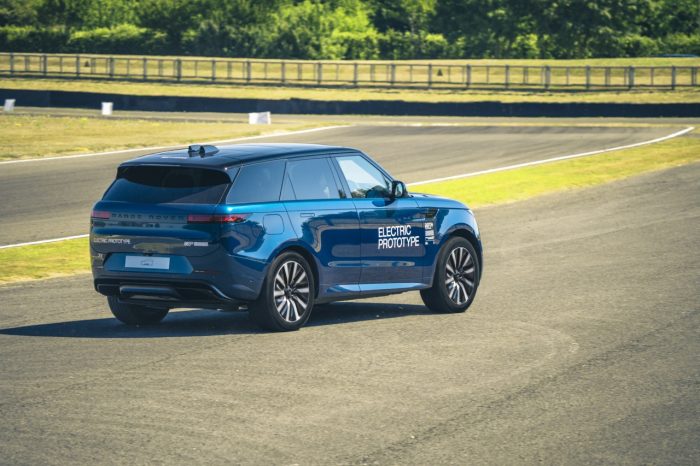 Arriva Range Rover Sport Electric, lusso a zero emissioni 9 Range Rover Sport Electric 17 700x466