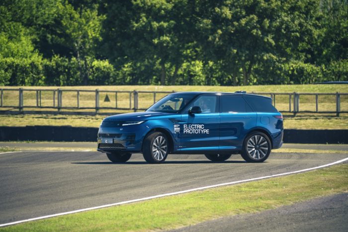 Arriva Range Rover Sport Electric, lusso a zero emissioni 8 Range Rover Sport Electric 18 700x466