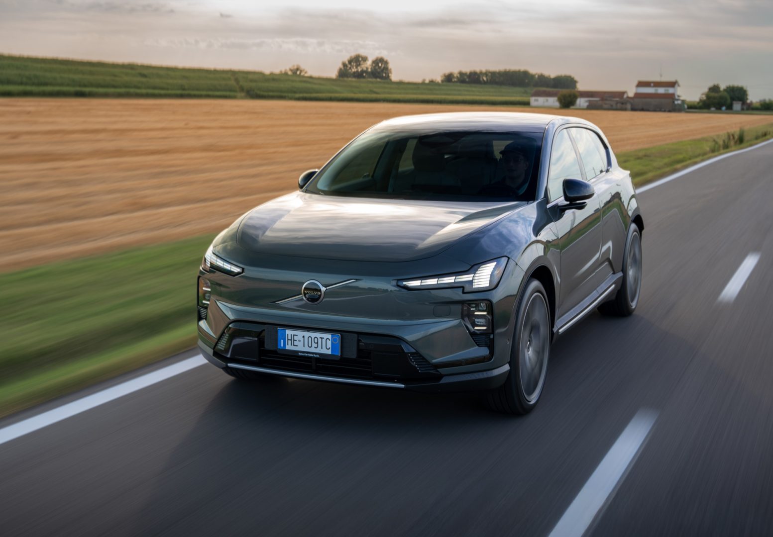Volvo EX60 prova su strada - 17