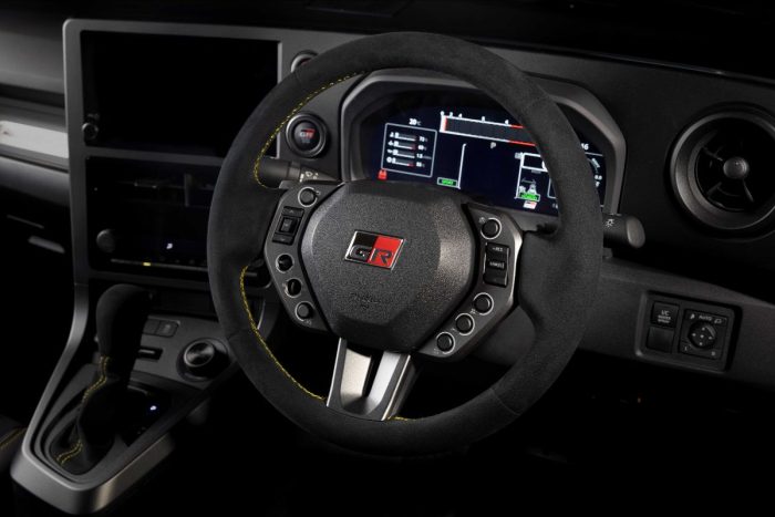Volanti in Alcantara, i segreti per la guida perfetta in estate 4 Alcantara volante 4 700x467