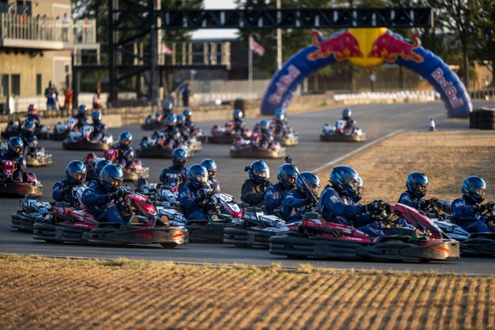 Max Verstappen sfida 100 go-kart in una gara spettacolare Credit: Joerg Mitter : Red Bull Content Pool) 1
