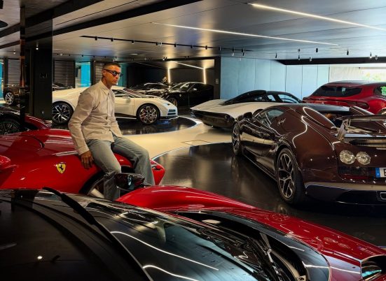 Cristiano-Ronaldo-mostra-il-suo-fenomenale-garade-di-supercar-da-40-milioni-3-scaled-e1786026245378-551x402.jpg