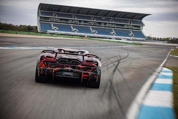Formidabile Lamborghini Revuelto SV sta per arrivare ma ha gia fatto un record 6 700x467