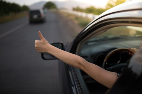 Guida all'estero 2026, i 5 segreti del galateo stradale