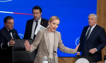La-presidente-del-consiglio-Giorgia-Meloni-con-i-vicepremier-Antonio-Tajani-e-Matteo-Salvini--370x220.webp