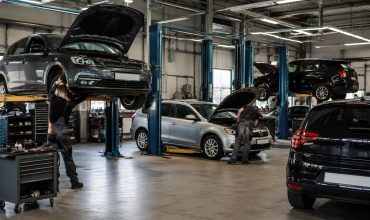 Manutenzione-auto-sicurezza-officina-meccanico-370x220.jpeg