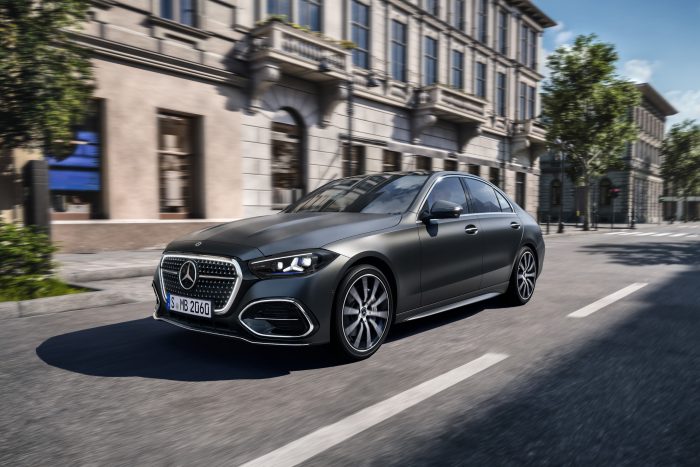 Nuova Mercedes Classe C, prezzo di benzina, ibridi e plug-in 2 Mercedes Classe C 2026 benzina diesel ibrida 4 700x467