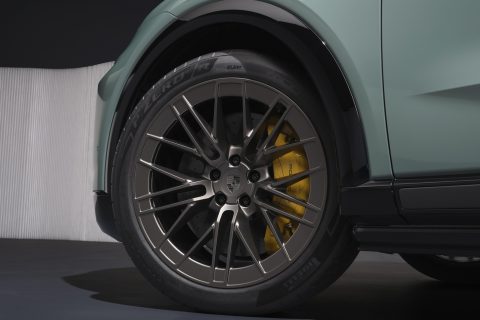 Pirelli P Zero la la forza bruta in accelerazione di Porsche Cayenne Electric