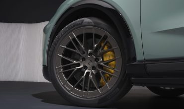 Pirelli-P-Zero-la-la-forza-bruta-in-accelerazione-di-Porsche-Cayenne-Electric--scaled-370x220.jpg