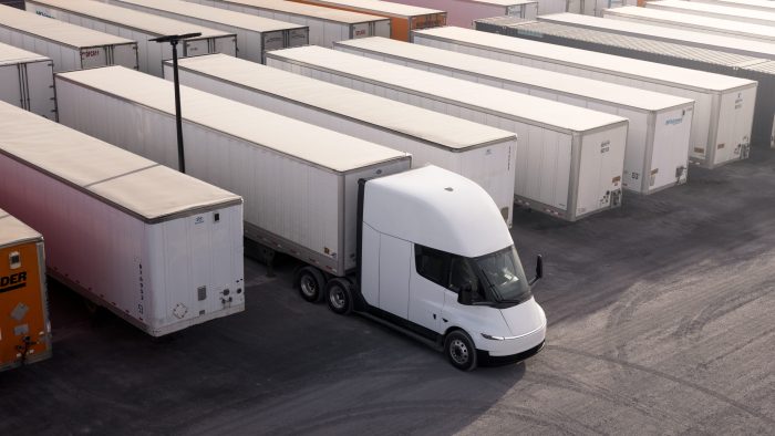 Tesla Semi, il super camion elettrico debutterà in Europa ad Hannover 4 Tesla Semi 7 700x394