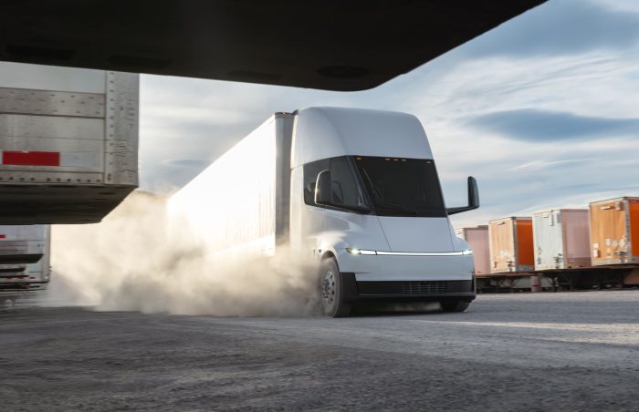 Tesla Semi, il super camion elettrico debutterà in Europa ad Hannover 2 Tesla Semi