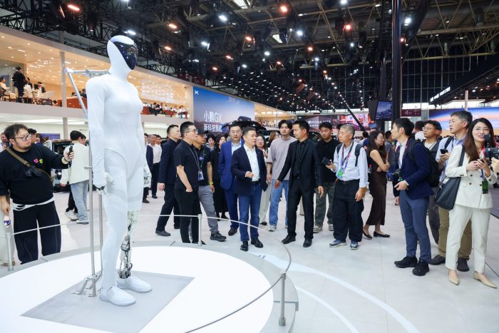 XPENG, 900 milioni di dollari per l'IA Fisica 3 XPENG Iron robot 03 700x467