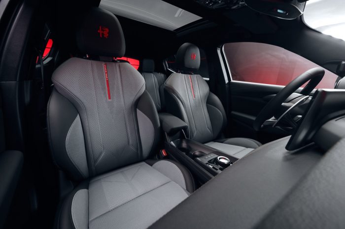 Alfa Romeo Edizione Luna Rossa 71 700x466