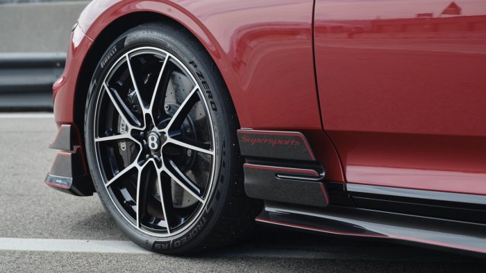 Bentley Supersports con Pirelli P Zero Trofeo RS raggiunge un fenomenale 1,3 g di forza laterale 3 Bentley Supersports con Pirelli P Zero Trofeo RS raggiunge un fenomenale 13 g di forza laterale 5 700x394