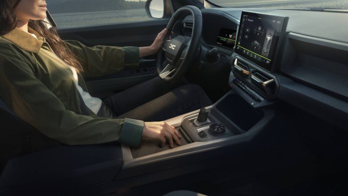 Dacia Bigster Hybrid-G 150 4x4 da 29.900 euro: trazione integrale elettrica, GPL 3 Dacia Bigster hybrid g 150 4X4 7 700x394