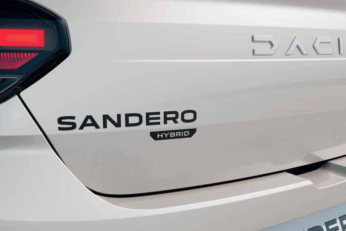 Dacia Sandero diventa full hybrid con la Streetway 2 700x467