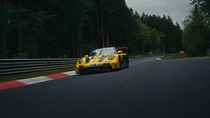 Dunlop Taking the Line, formidabile corsa al Nurburgring Porsche 911 GT3 R e la leggendaria 962 C 4 Dunlop Taking the Line formidabile corsa al Nurburgring Porsche 911 GT3 R e la leggendaria 962 C 2 1 700x394