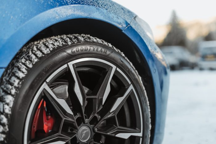 GOODYEAR ULTRAGRIP PERFORMANCE 3 6 700x467