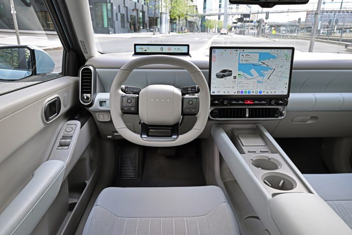 Hyundai Ioniq 3, prezzo ufficiale della compatta elettrica sotto ai 30.000 euro 3 Hyundai IONIQ 3 02 700x467