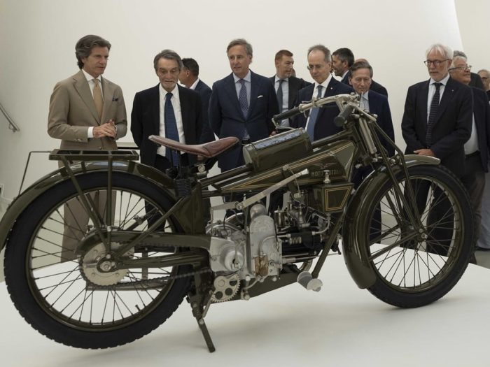 Inaugurato il nuovo stabilimento Moto Guzzi a Mandello del Lario 4 Inaugurazione della nuova casa di Moto Guzzi 5 700x525