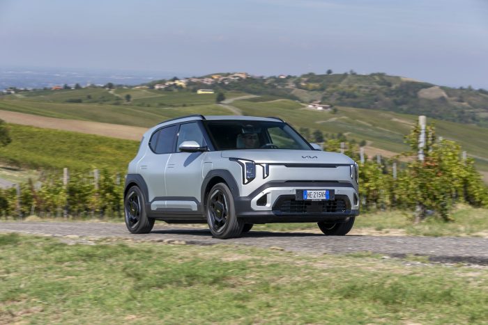 Nuovo Kia EV2 Black-Line, come va il SUV elettrico per neopatentati con 453 km di autonomia 3 Kia EV2 Long Range GT Line 700x467