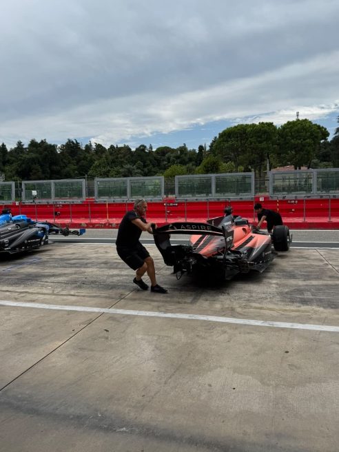 Le corse autonome fanno la storia a Imola, A2RL debutta in Europa durante l'ACI Racing Weekend 3 La Abu Dhabi Autonomous Racing League debutta a Imola 12 492x656