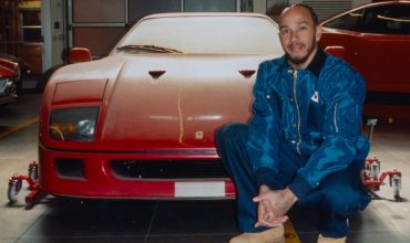 Lewis-Hamilton-e-la-sua-Ferrari-F40-credits-httpswww.instagram.comlewishamilton-1-scaled-e1788283598761-370x220.jpg