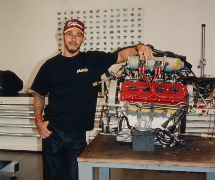 Hamilton risuscita una Ferrari F40 abbandonata da 30 anni, le foto del fenomenale restauro 12 Lewis Hamilton e la sua Ferrari F40 credits httpswww.instagram.comlewishamilton 4 scaled e1788283499492 700x587