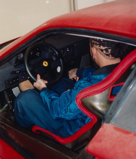 Hamilton risuscita una Ferrari F40 abbandonata da 30 anni, le foto del fenomenale restauro 13 Lewis Hamilton e la sua Ferrari F40 credits httpswww.instagram.comlewishamilton 7 scaled e1788283412815 563x656