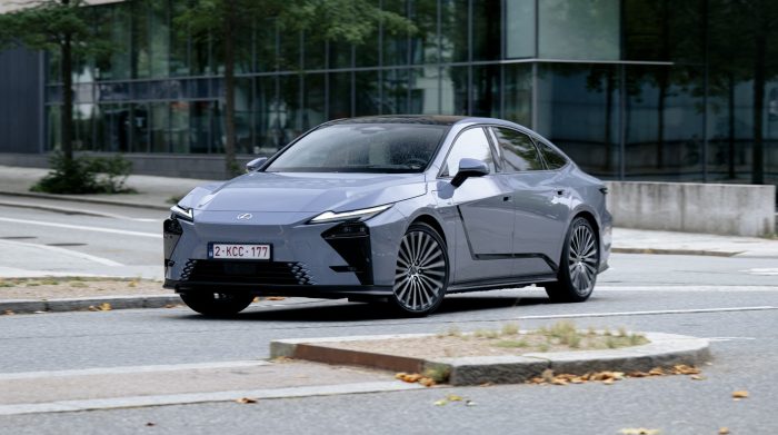 Lexus ES in Italia: motori ibridi ed elettrici fino a 343 cavalli, interni di lusso Omotenashi 2 Lexus ES