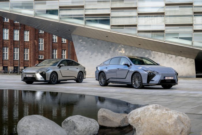 Lexus ES in Italia: motori ibridi ed elettrici fino a 343 cavalli, interni di lusso Omotenashi 4 Lexus ES 10 700x467