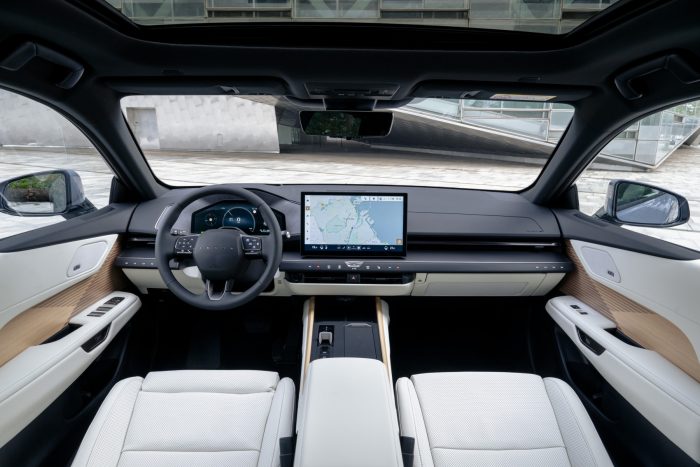 Lexus ES in Italia: motori ibridi ed elettrici fino a 343 cavalli, interni di lusso Omotenashi 3 Lexus ES 7 700x467