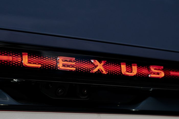 Lexus ES in Italia: motori ibridi ed elettrici fino a 343 cavalli, interni di lusso Omotenashi 6 Lexus ES 8 700x467