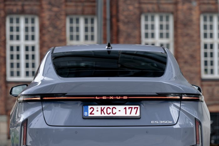 Lexus ES in Italia: motori ibridi ed elettrici fino a 343 cavalli, interni di lusso Omotenashi 5 Lexus ES 9 700x467