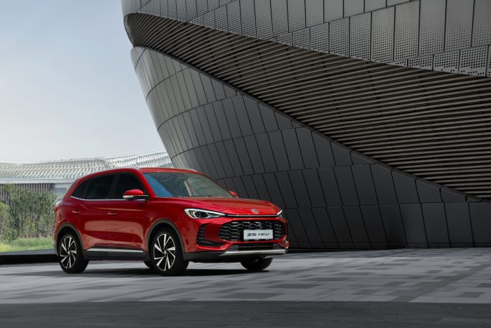 MG "anticipa" il 2027 e paga il bollo su MG3 e MG ZS Hybrid+ 3 MG ZS KEN 8438 LR45 700x467
