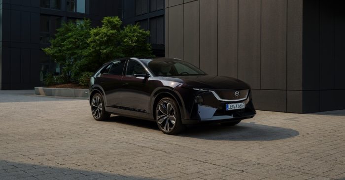 Mazda CX-6e su strada