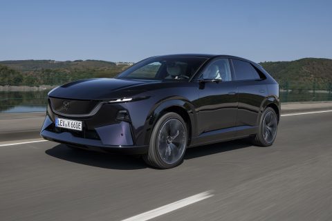 Mazda CX-6e su strada