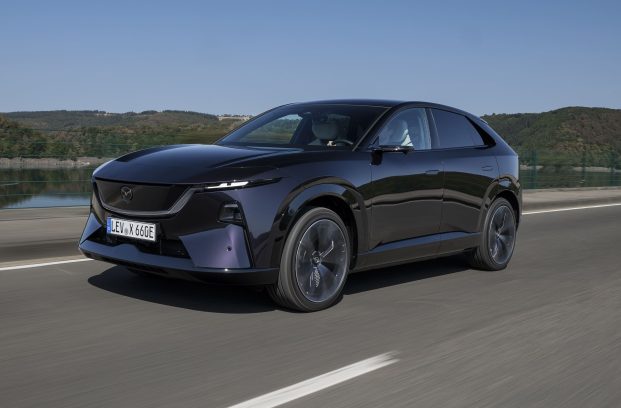 Mazda-CX-6e-su-strada-621x408.jpg