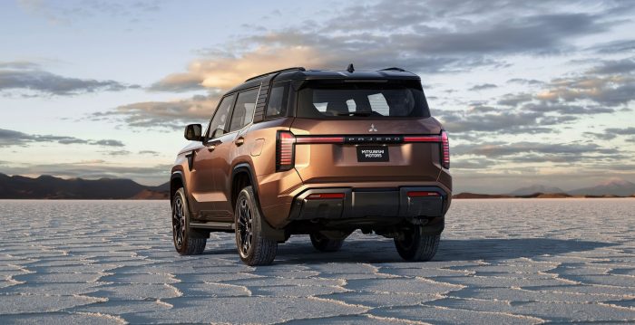 Mitsubishi Pajero, il ritorno del guerriero del fuoristrada. Diesel e telaio a longheroni 3 Mitsubishi Pajero 2027 2 e1788368283974 700x359