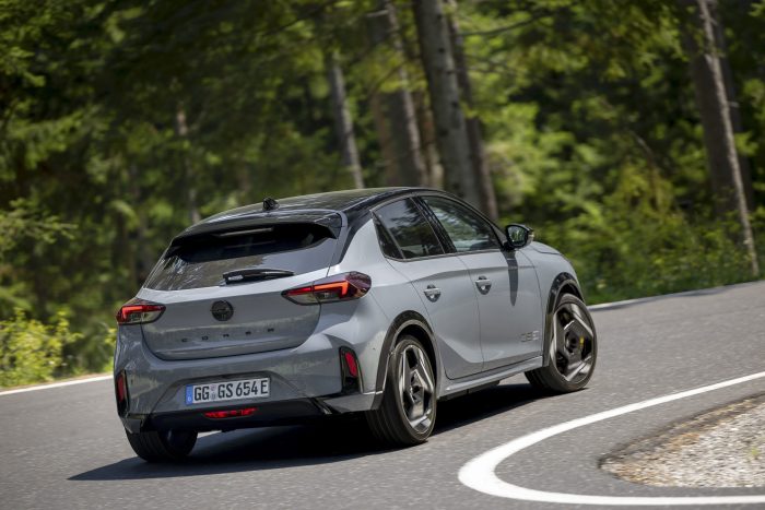 Opel Corsa GSE su strada 8 700x467