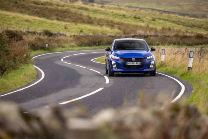 Peugeot E-208 GTi, la prova su strada. Quando l'elettrica sa divertire 8 Peugeot e 208 GTi la prova su strada 37 700x467