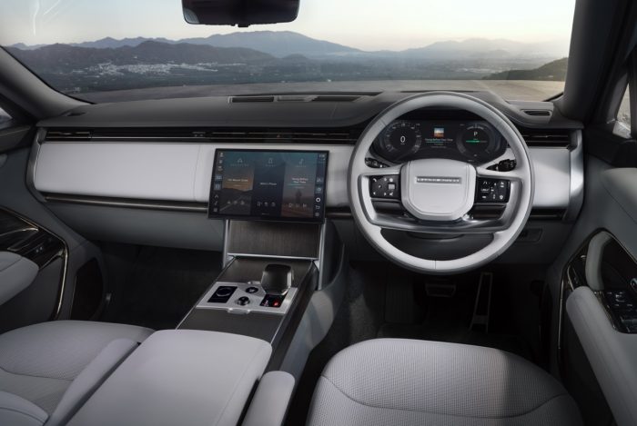 Range Rover Electric, lusso e stile. La prima della sua specie, 550 cv e 531 km di autonomia 4 Range Rover Electric 28 700x469