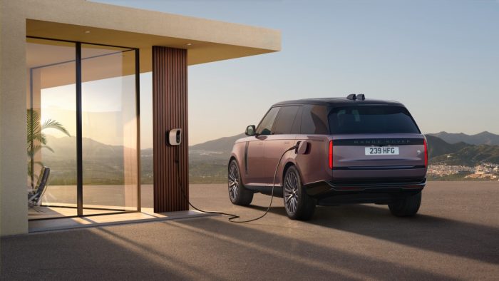 Range Rover Electric, lusso e stile. La prima della sua specie, 550 cv e 531 km di autonomia 5 Range Rover Electric 30 700x394