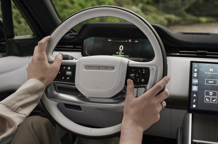 Range Rover Electric, lusso e stile. La prima della sua specie, 550 cv e 531 km di autonomia 7 Range Rover Electric 38 700x462