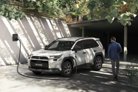 Suzuki Across Plug-in Hybrid debutta al SAT 1