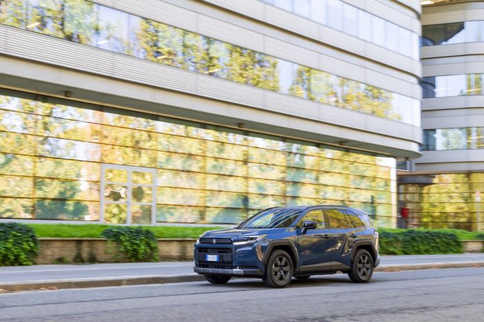 Nuovo Suzuki Across plug-in 2026, 309 cv e 4WD da 51.400 euro 4 Suzuki Across plug in Hybrid 2 700x466