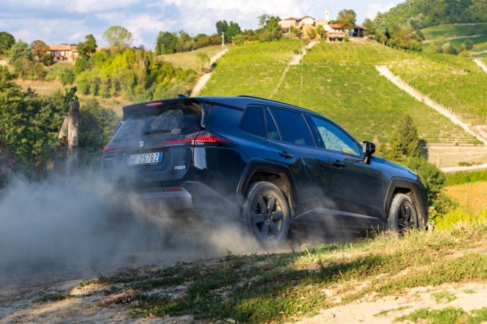 Nuovo Suzuki Across plug-in 2026, 309 cv e 4WD da 51.400 euro 2 Suzuki Across plug in Hybrid 6 700x466