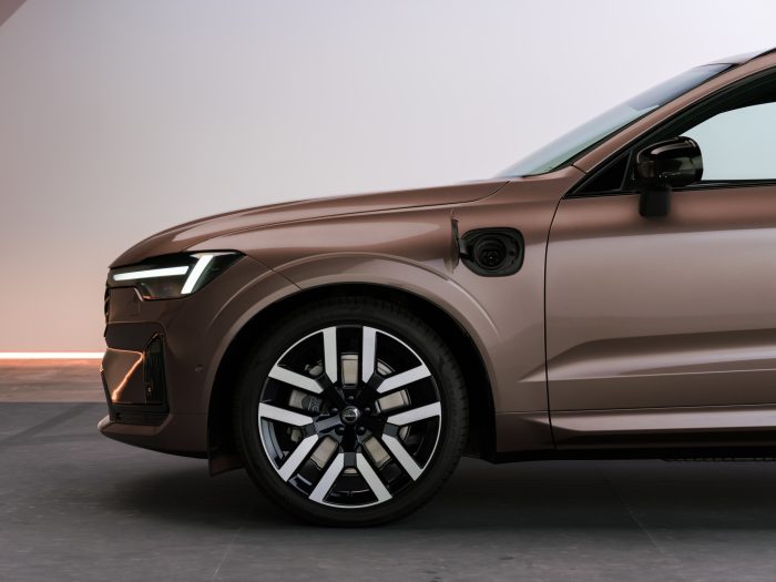 The New Volvo XC60 Studio Front Trim Open 700x525