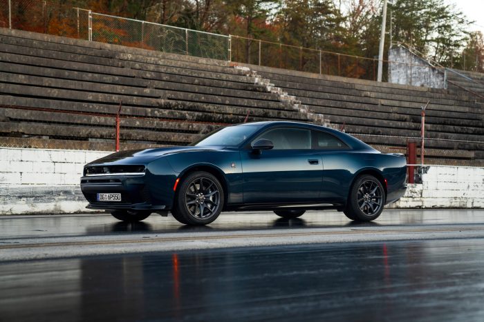 Dodge Charger, il prezzo in Italia delle versioni benzina e elettrica 2 dodge charger sixpack 3 700x467